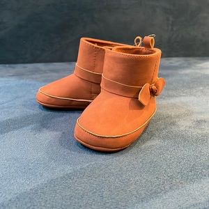 🧡💜 NWOT OshKosh Baby B’gosh Tan Bow Boots size 3, age 6-9 months